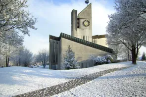 Kirche im Winter (Foto: Heinz Walther)
