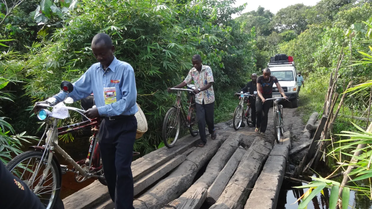 Trajet de travail avec bicyclettes (Foto: zvg) Trajet de travail avec bicyclettes — République démocratique du Congo (Foto: zvg)