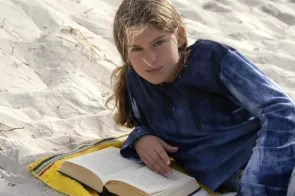 Jugendliche am Meer beim Bibellesen (Foto: Kirchenweb Bilder)