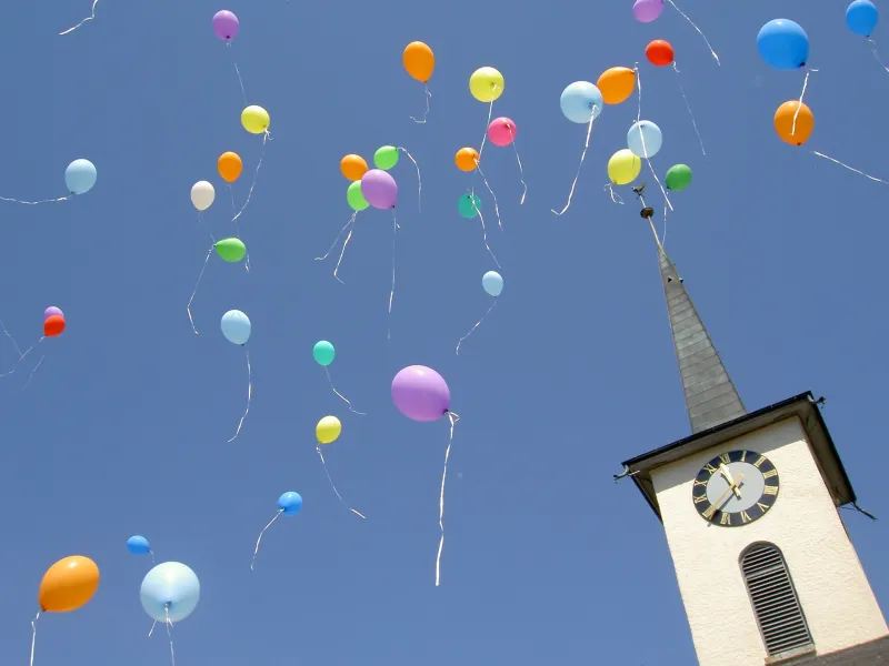 Kirche mit Ballonen (Foto: Kirchenweb Bilder) Kirche mit Ballonen (Foto: Kirchenweb Bilder)