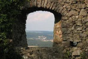 Altes Fenster Blick ins Weite (Foto: Kirchenweb Bilder)