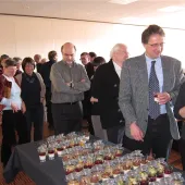 Begegnung am Dessertbuffet – Präsident Pierre de Salis im Gespräch (Werner Näf)