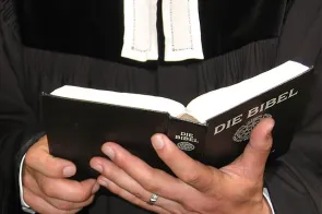 Die Bibel lesen (Foto: Werner N&auml;f)