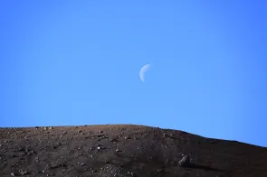 Mondlandschaft (Foto: David Jufer): Vulkanlandschaft in Neuseeland mit Mond